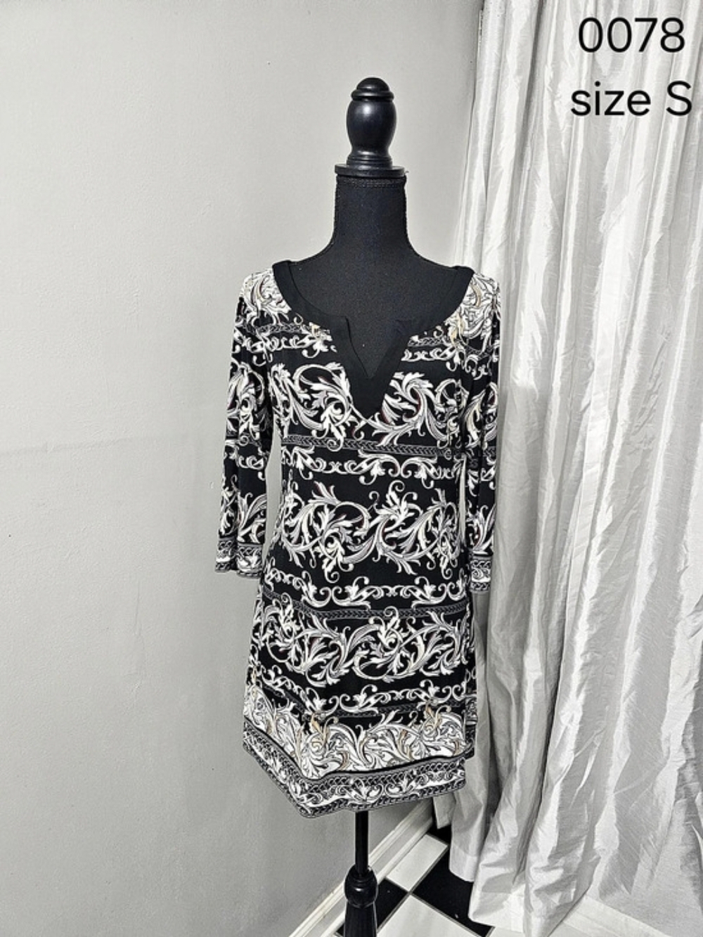 Paisley Tunic in Black & White Size Small Like New